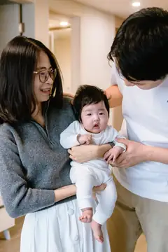 엄마 아빠와 함께 있는 채원이