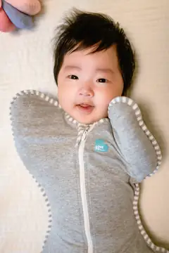 회색 스와들 옷을 입고 웃는 채원이